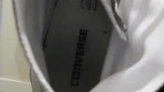 Je sniff mes converse. Viens