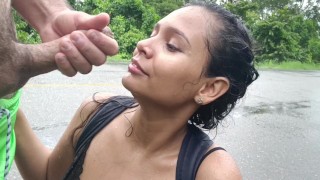 Mostrando mis tetas por la vía pública y haciendo mamada a mi conductora