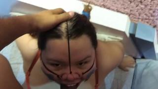 Me follo su hermosa cara, me corro dentro de sus fosas nasales y el semen sale por su boca