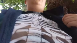 Mira como me rebotan las tetas en la calle
