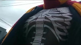 Mira como me rebotan las tetas en la calle