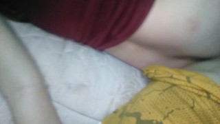 De lado en la cama con mi novia