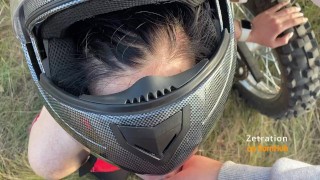 МОТО ДЕВУШКА ПОПРОСИЛА ОТСОСАТЬ ЧЛЕН МОТОЦИКЛИСТУ В ПОЛЕ ЭНДУРО CRF 250