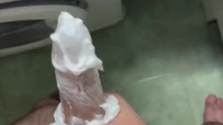Дрочу член в ванной с пеной