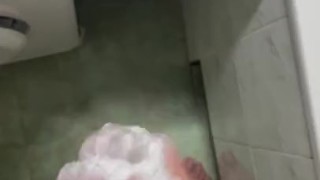 Дрочу член в ванной с пеной