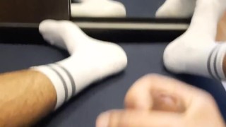 Domenica mattina e sborrata davanti allo specchio!