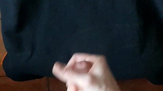 Ragazzo fa sega e sborra troppo