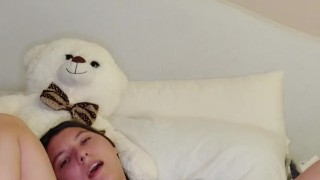 Anal virgin using plug dildo till she cums!