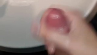 Помыл член в раковене и подрочил.