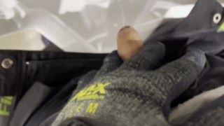 極短包茎チンポが仕事の作業中にオシッコ動画を撮ったちゃった♪
