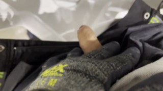 極短包茎チンポが仕事の作業中にオシッコ動画を撮ったちゃった♪