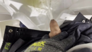 極短包茎チンポが仕事の作業中にオシッコ動画を撮ったちゃった♪