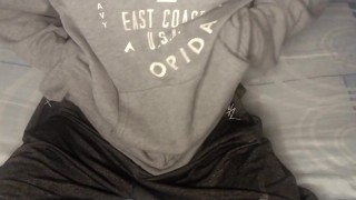 joven latino trocándose