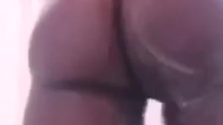 Me masturbo en la ducha mientras me baño