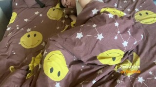 ГОРЯЧАЯ БРЮНЕТКА ЛАСКАЕТ СЕБЯ ПОД ОДЕЯЛОМ