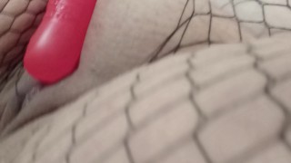 Quickly cumming while everyone is