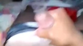 Universitario se masturba en su habitación mientras piensa en tui profesora