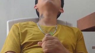 se la jala y mueve sus pies