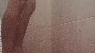 Hombre se calienta mientras se baña parte 1