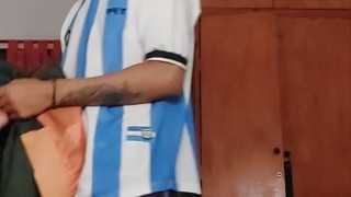 Argentino con rica verga se desviste ante la camara