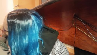 Hermanastras cachondas disfrutando de una polla (subtitulada en español)