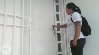 le pago en especie a la vendedora de ropa intima