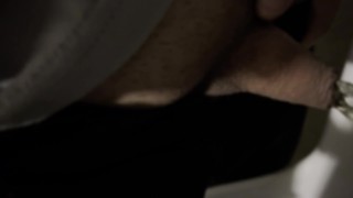 【放尿】寒さに凍えた極小包茎チンポ、、、本当に小さいなぁ、、、、ww