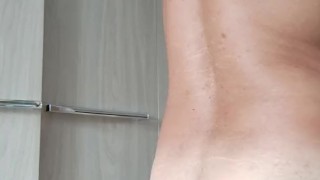 Se graba mientras se pone la ropa