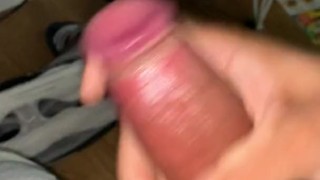 Me corro mientras veo su culo