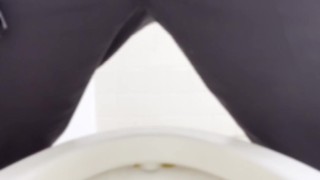 【真正面】仕事中に公衆トイレでオシッコ動画撮影！！