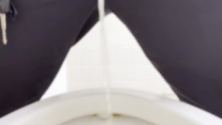 【真正面】仕事中に公衆トイレでオシッコ動画撮影！！