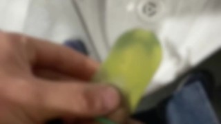 おしっこ動画 公衆トイレでおしっこ！コンドームを使って出しちゃった