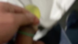 おしっこ動画 公衆トイレでおしっこ！コンドームを使って出しちゃった