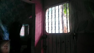 se va el marido de viaje y puta caliente lo engaña con la mujer de los domicilios