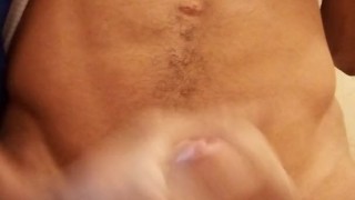 gran polla Corrida, chico sexy masturbándose la polla y semen
