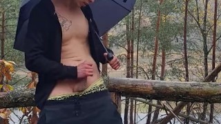 Ich habe mir im wald bei regen ein runter geholt