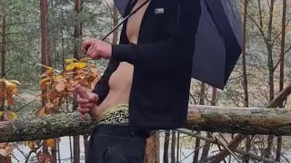 Ich habe mir im wald bei regen ein runter geholt