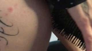 enfiou a escova no cuzinho