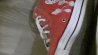 Je me branle sur mes converse