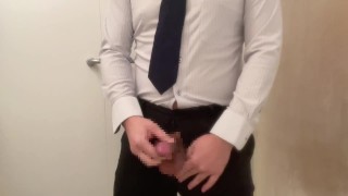 スーツ男の大量連続潮吹きが止まらない。自分で亀頭責めする変態