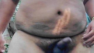 Masturbando y sacudiendo el pene