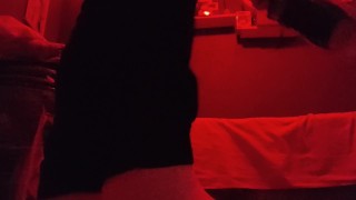 Femboy en falda muestra culo