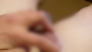 【日本人素人動画】エロビデ見ながらおちんちんフリフリ