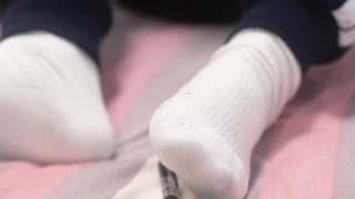 【小連同學】白襪男生5 用筆戳戳白襪脚~