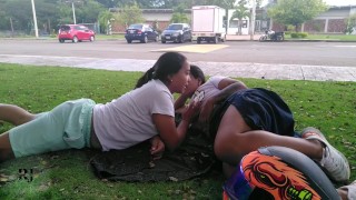 dandonos placer en parque publico