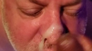 Bear gets cum shot on his face by bbc while taking a work break