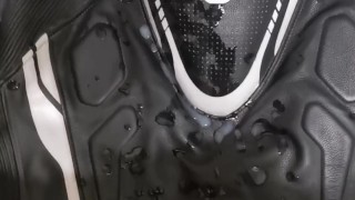 Motard gay asperge ça combi de foutre