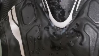 Motard gay asperge ça combi de foutre