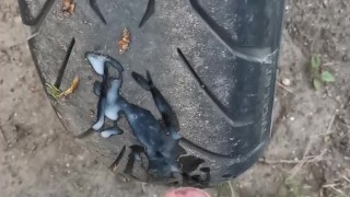 Motard en balade lâche son foutre