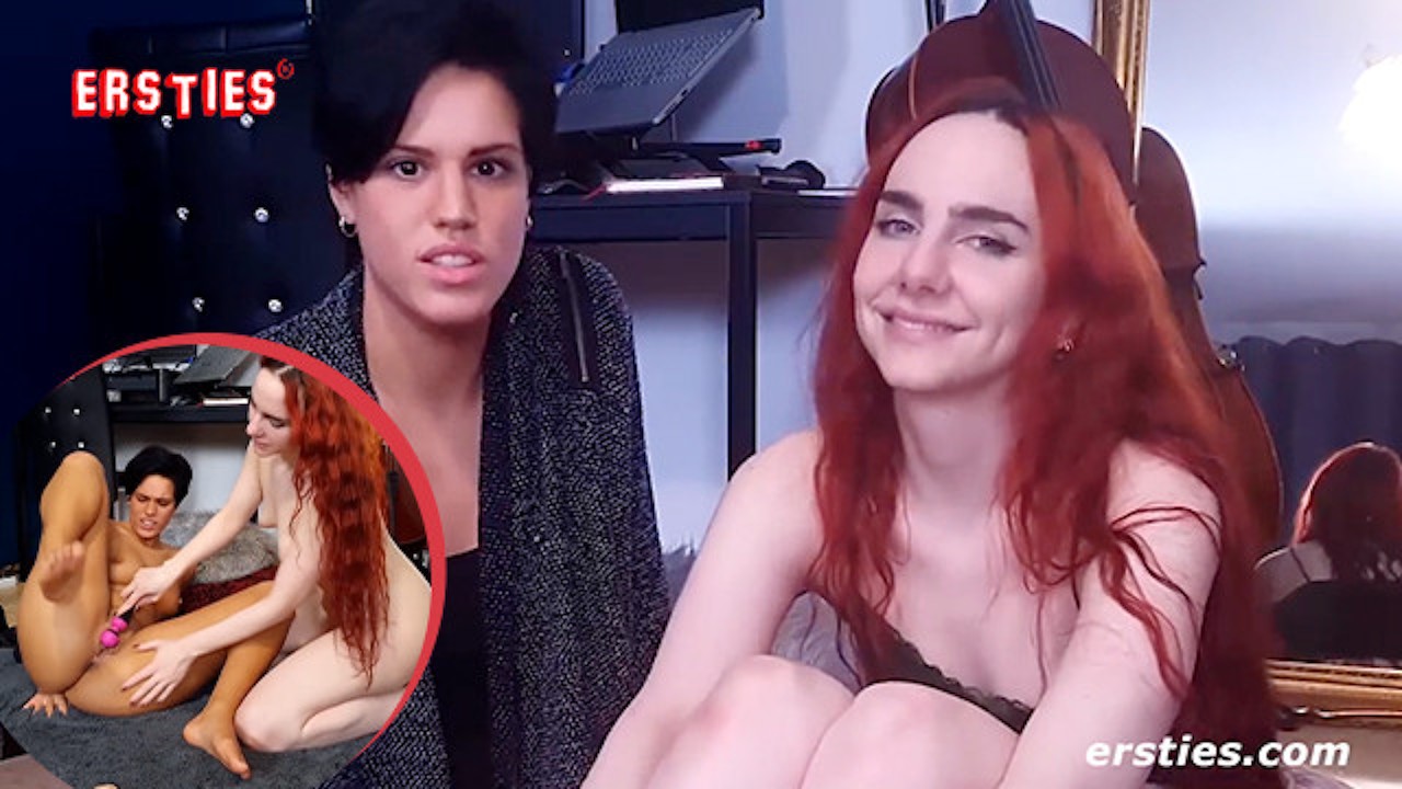 Ersties: Zwei junge Studentinnen spielen mit Vibrator und Massagestab